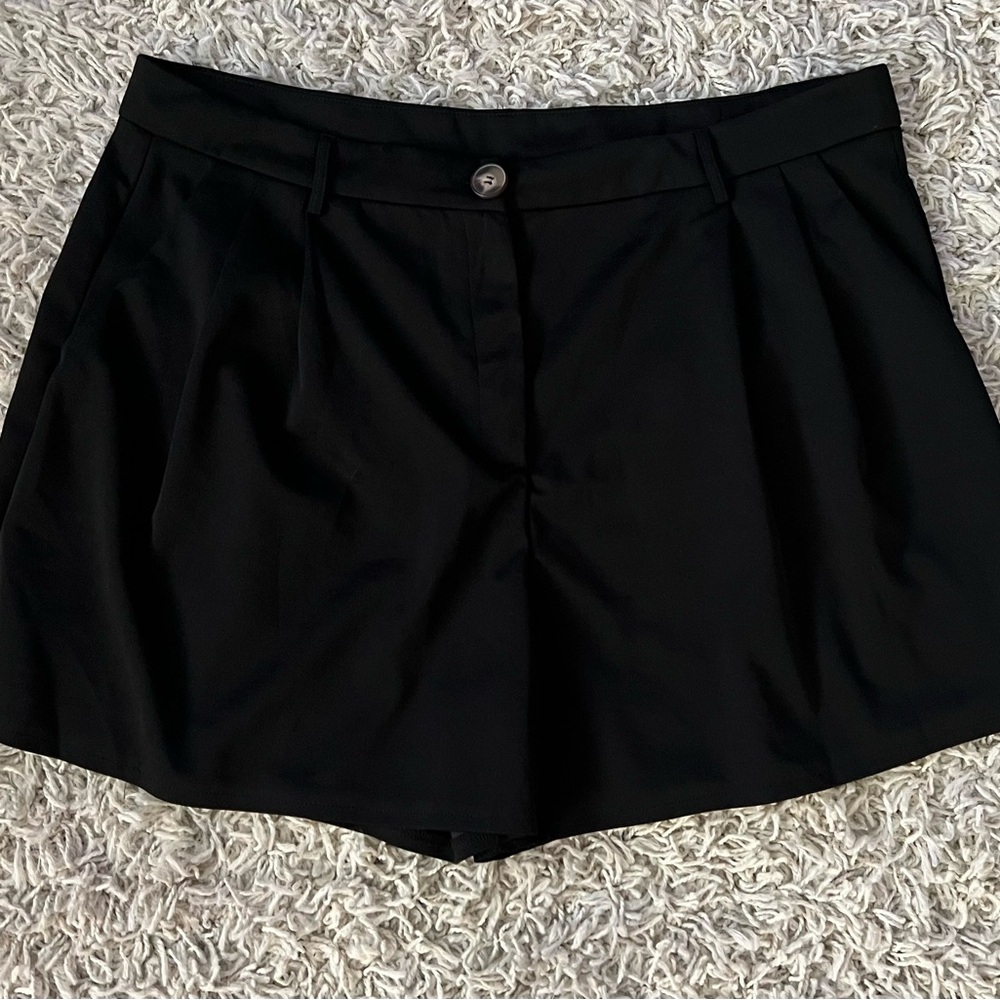 SHEIN Curve Black Women's Pleated Shorts with Pockets